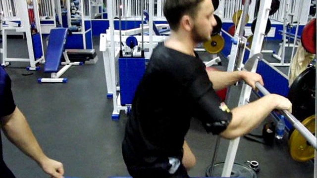 Пауэрлифтинг. Как правильно надевать жимовую майку.