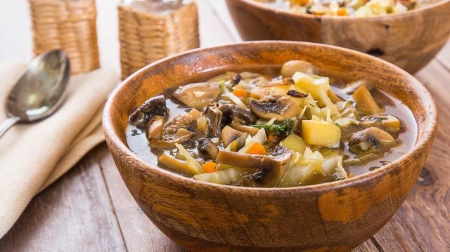 Щи по-монастырски с грибами (видеорецепт)