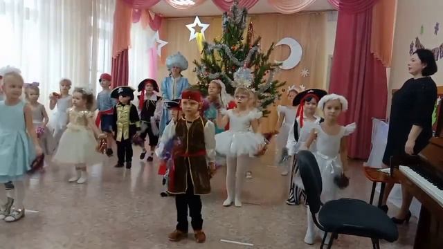 Новогодний танец "Новогодние игрушки". Дети 5-6 лет.
