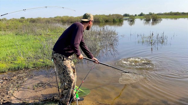 ЛОВИМ САЗАНА НА ЧЕРВЯ. СЕМЕЙНАЯ ВЫЛАЗКА НА КАЗАХСТАНСКУЮ ГРАНИЦУ. Рыбалка в Астрахани.