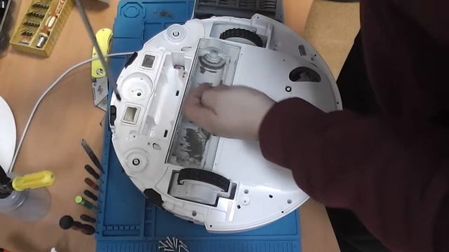 Робот пылесос xiaomi Mi Robot Vacuum Mop Essential - разборка. Проблема с колесом и влажной уборкой
