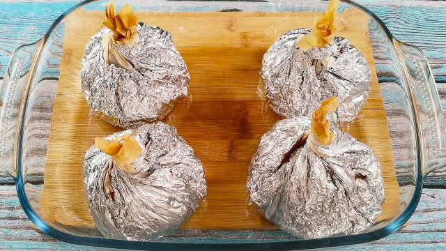 Просто завернул в фольгу мясо с овощами и сыром, и поставил в духовку. Отличный обед из простых прод
