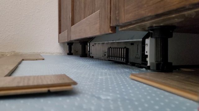 Это конечно, ещё та затея! Укладка ламината ПОД ГАРНИТУРОМ! Ремонт квартир.