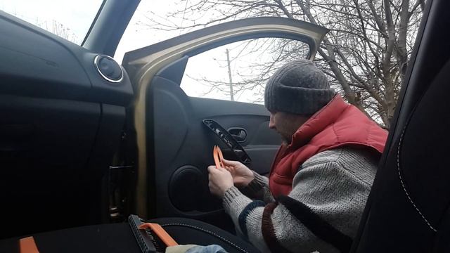 Снятие обшивки передней двери Renault Logan/Sandero/Stepway 2