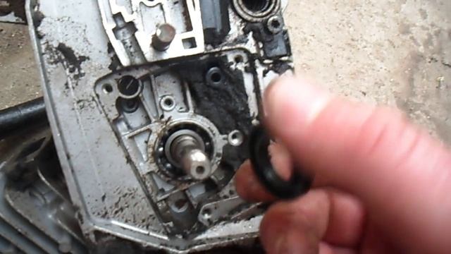 Как заменить сальник на бензопиле How to replace the oil seal on the chainsaw