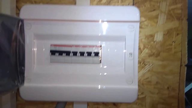 Рабочий процесс монтажа проводки в кабель каналах.