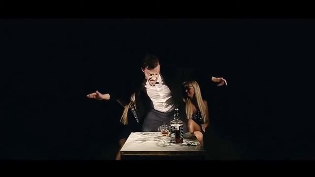 Мальчик девачки нюхают какайн