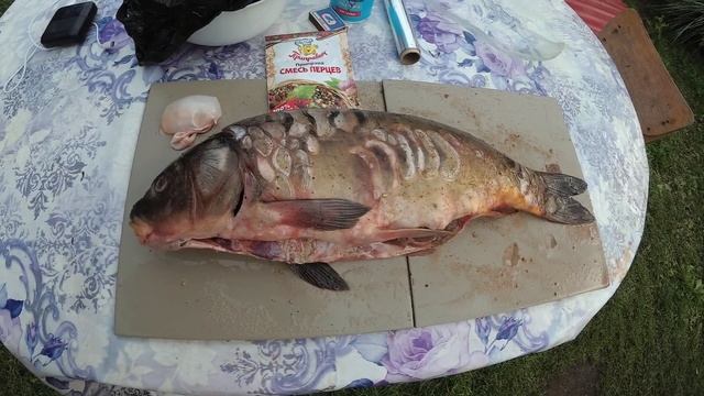 Приготовление карпа на углях в фольге