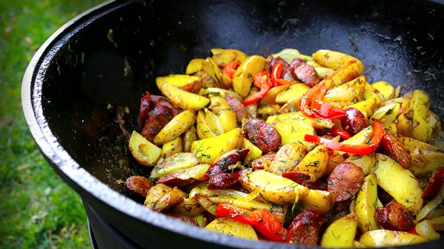 ВСЕ ВКУСНОЕ - ПРОСТО! Жареная картошка с мясом специями и луком на сковороде, пошаговый рецепт.