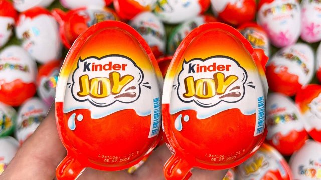 НОВИНКА! Разноцветные блестки Kinder Joy. Множество игрушек из яиц-сюрпризов Kinder