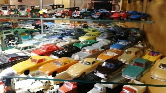 Коллекция моделей автомобилей в масштабах 1:43,1:24 и игрушек СССР.