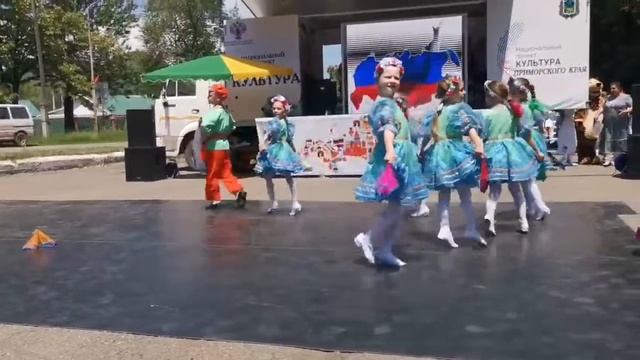 Образцовый Ансамбль Танца "Огоньки". Танец "Во Саду ли в огороде"