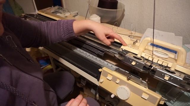 Юбка клиньями частичным вязанием поперек на вязальной машине