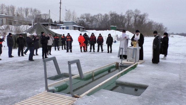 С Крещением Господним ! Река Чулым.г.Ачинск.19.01.23г.Автор видео Елена Цыганова.