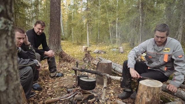 ЛЕСНАЯ ИЗБА 3 - СЕРИЯ 2. Строим нары и стол. Добрые походы.