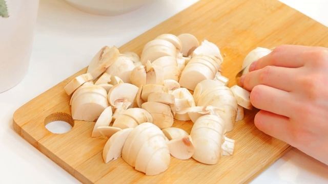 Сочные рулетики из куриных бедер с начинкой из грибов и сыра в духовке! Рецепт #126