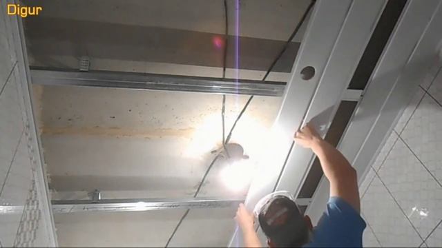 Своим руками потолок в ванной из ПВХ панелей.