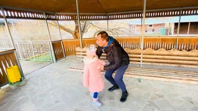 Polina and Papa in the mysterious story At the Zoo For Children. Полина и Папа в загадочной истории