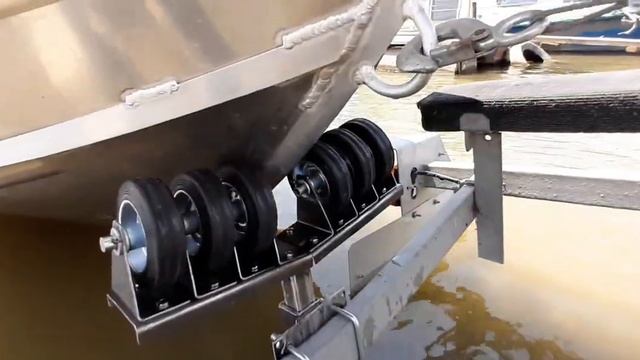 Самодельный,подкилевой ролик-домкрат для поднятия и спуска лодки с прицепа на мелководье.