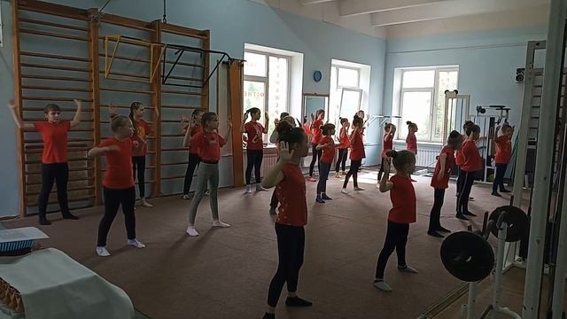 Танец "Часики" май 2019