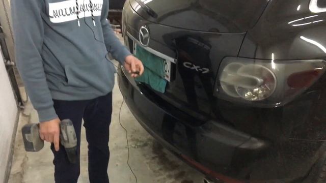 Снятие шильдика с авто и удаление скотча.