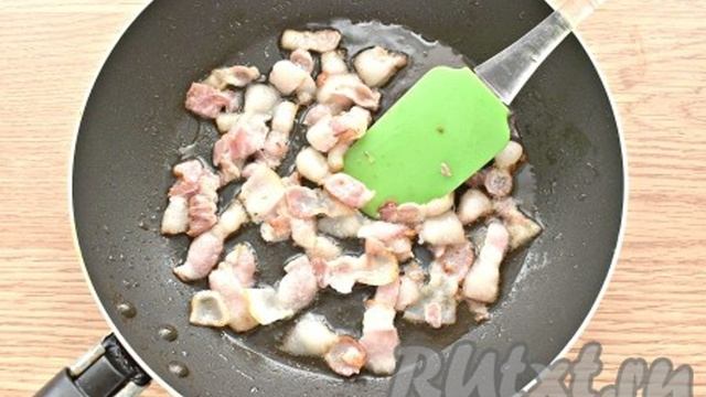 Картошка, жареная с беконом и луком