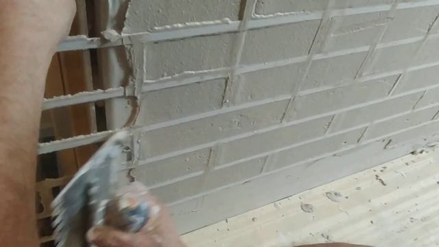 КИРПИЧИ С ГИПСОВОЙ ШТУКАТУРКИ /ТРАФАРЕТ