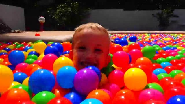 Bad Baby ПОЛНЫЙ БАССЕЙН МЯЧИКОВ! Ball Pit Show - Whole Pool Balls for Kids
