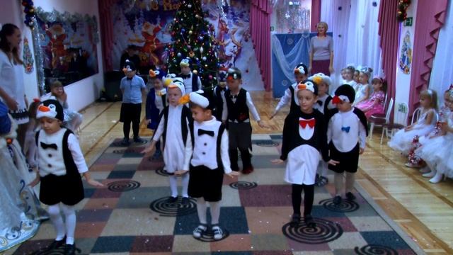 МБДОУ №234. Новогодний танец пингвинов. Средняя группа "Колобок"