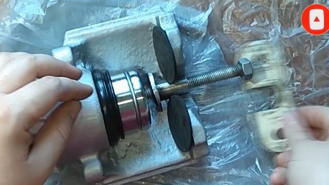 Работа самодельного (DIY) приспособления для утапливания поршней тормозного цилиндра
