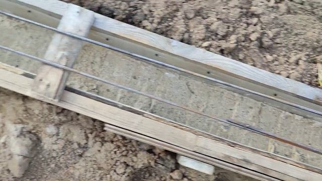 Фундамент под теплицу. Песчаная подушка и армированные.