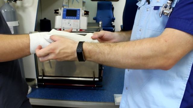 Десмургия. Возвращающаяся повязка на кисть - "Варежка"