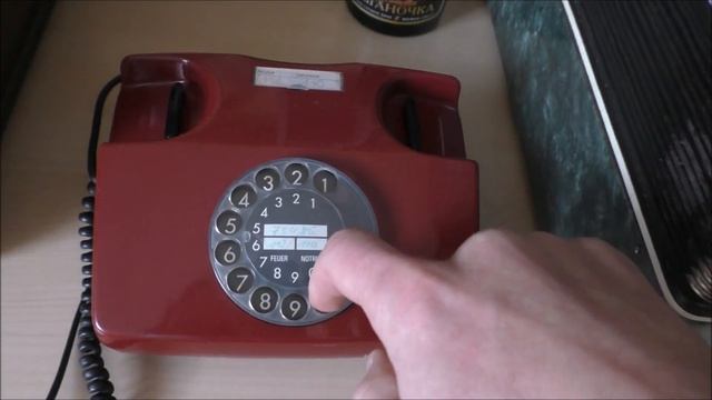 Дисковый аналоговый телефон в действии