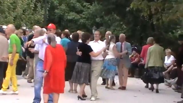 Танцы.
