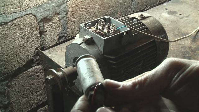 Как подключить трёхфазный электродвигатель к 220в с конденсатором и кнопкой пускателем?