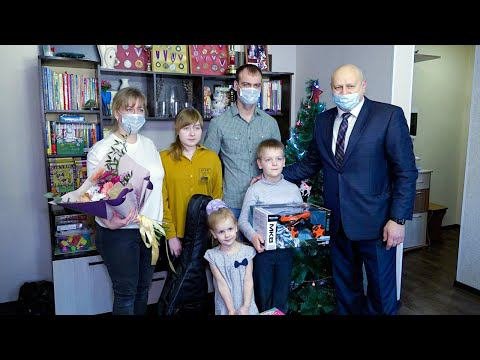 Мэр города исполнил новогодние желания юных омичей