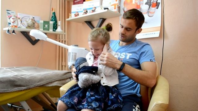 VLOG  Как прокалывают уши пистолетом. Много слёз и криков. Малышка Вероничка колит ушки в 4 годика.