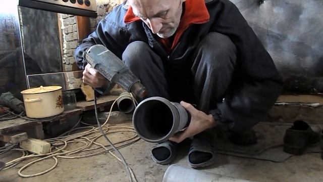 Как соединить две канализационные трубы.