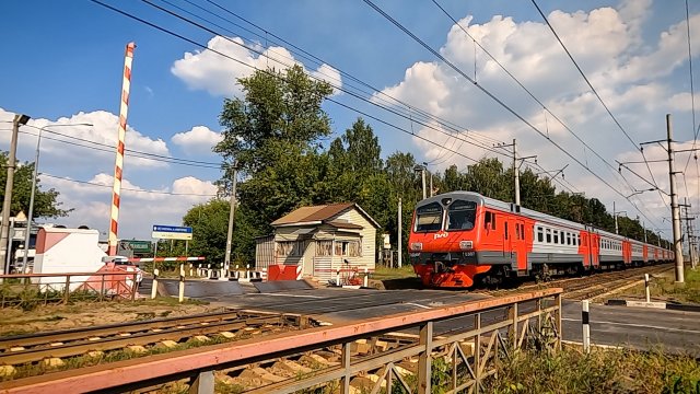 Железнодорожный переезд с двумя шлагбаумами - обычным и противотаранным / Часть 2
