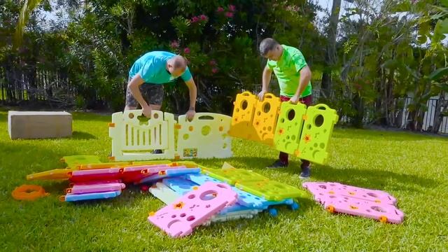 Катя и Макс с Настей распаковывают сюрпризы