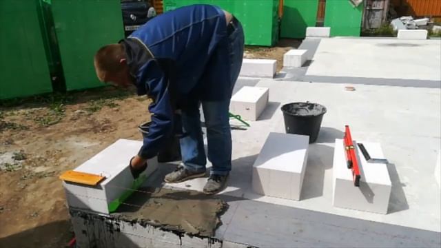 Кладка первого ряда газобетона на фундамент