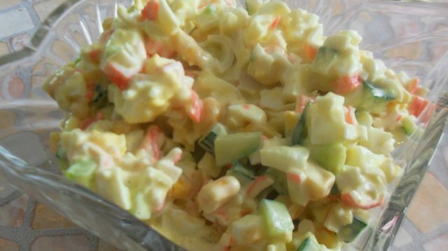 Крабовый салат. Салат с кукурузой и свежим огурцом