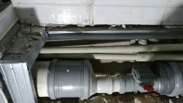 Установка обратного клапана канализации.