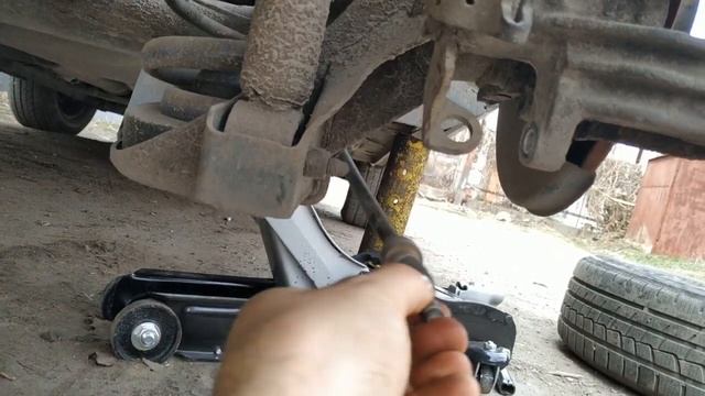 не отпускает ручник колесо, клинит заднее колесо, подклинивание ручника гольф 4