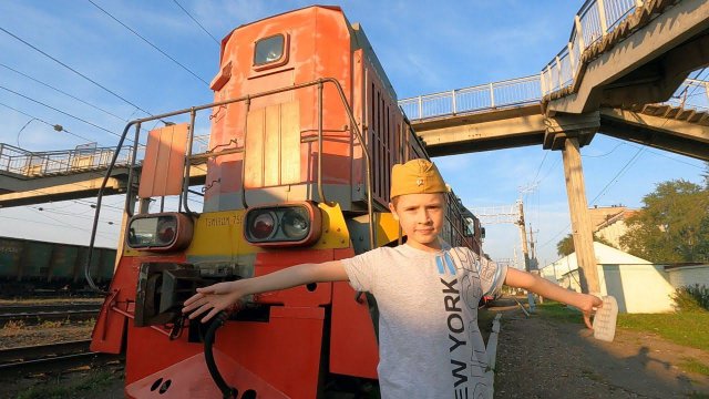 Поезда для детей Смотрим поезда и гуляем рядом с маневровым тепловозом