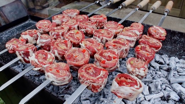 Сочный шашлык из мясного ассорти. Вкусное мясо с овощами на мангале. Настоящее мужское блюдо!