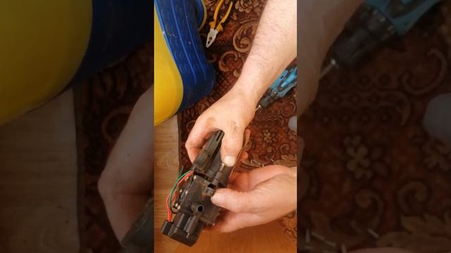 Самостоятельный ремонт аккумуляторного садового опрыскивателя.