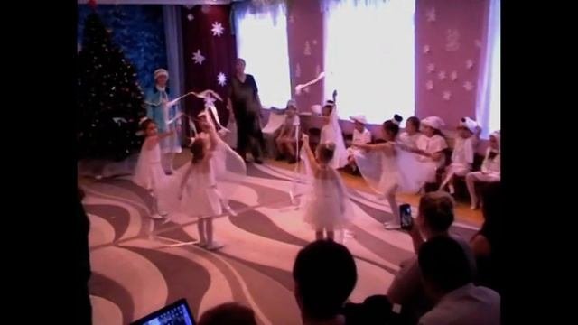 Очень красивый танец снежинок в детском саду