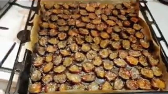 Вяленая слива в духовке с пряностями