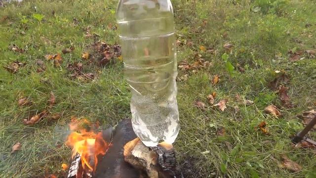 Возможно ли вскипятить воду в пластиковой бутылке на костре?